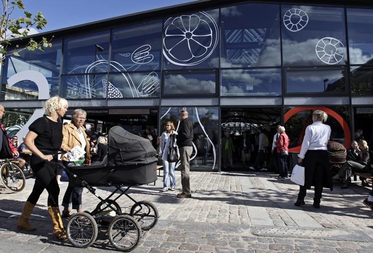 Torvehallerne. «Københavns Kommune er som regel fornuftigt pragmatisk i sin forvaltning af byens rum. Men lige her bør den nok spørge sig selv, hvad ideen var med at omdanne et offentligt rum til torvehaller?» skriver arkitekturredaktøren. 