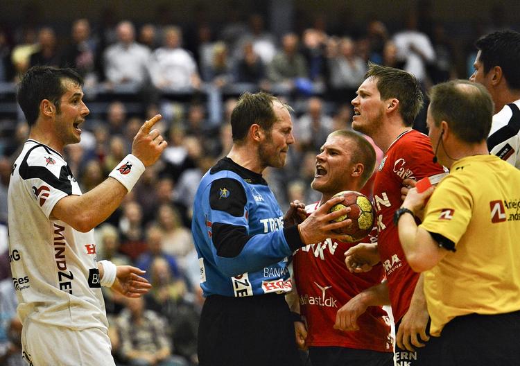 tænding. Ophidsede Skjern-spillere vil følge Bo Spellerberg (tv)  til dørs, da Kolding-backen fik rødt kort i semifinalen. 