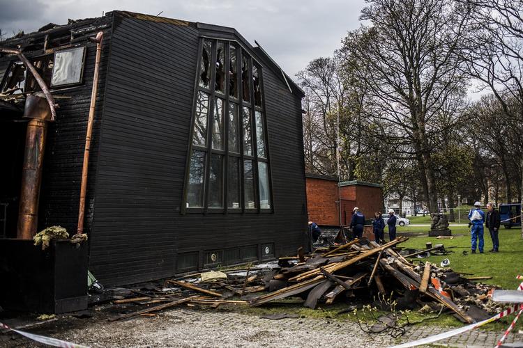 Brand. Politiet efterlyser henholdsvis en hundelufter og en kondiløber, der er set i området omkring Frihedsmusset forud for branden. 