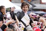 Koncert. One Direction spiller i Forum i aften. Men allerede torsdag ramte boyband-feberen København. Her ses Harry Styles fra bandet omgivet af fans New York. 