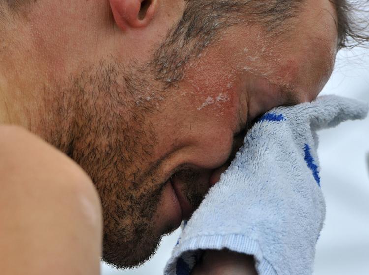 forfra. Tom Boonen tørre sig i ansigtet efter sejren i Paris-Roubaix-løbet sidste år. 