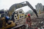 Utroligt. En kvinde er fundet i livet i ruinerne efter en bygning i Bangladesh, som kollapsede for 17 dage siden og tog 1000 liv med sig. 