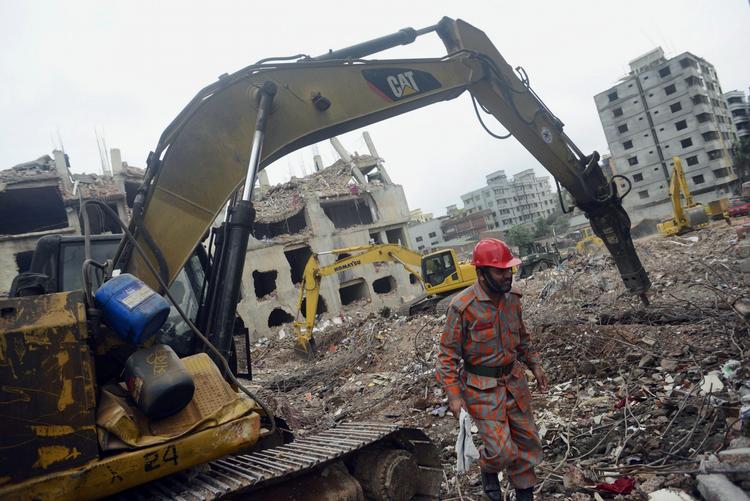 Utroligt. En kvinde er fundet i livet i ruinerne efter en bygning i Bangladesh, som kollapsede for 17 dage siden og tog 1000 liv med sig. 