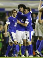 handel. Den tårnhøje belgier Marouane Fellaini (midt) og den stærke venstreback  Leighton Baines (tv) kan være på vej til Manchester United sammen med Evertons manager David Moyes. 