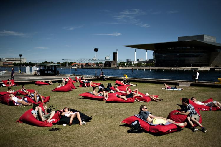 Slapper. Mange danskere vælger at snuppe en feriedag i dag. Og lige netop disse personer pukler løs på deres arbejdspladser eller ej, ved vi faktisk ikke. 