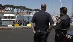dødsulykke. Politifolk holder vagt ved afspærringen ud for stedet i san Francisco, hvor den britiske sejler Andrew Simpson døde, efter at være blevet fanget under en kæntret katamaran i 10 minutter. 