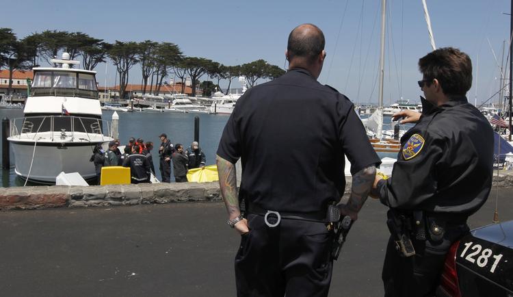 dødsulykke. Politifolk holder vagt ved afspærringen ud for stedet i san Francisco, hvor den britiske sejler Andrew Simpson døde, efter at være blevet fanget under en kæntret katamaran i 10 minutter. 