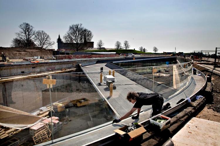 Hullet. Idéen til at bygge museet nede i den gamle tørdok opstod blandt andet, fordi byggeriet ikke må skygge for udsigten til Kronborg Slot. 