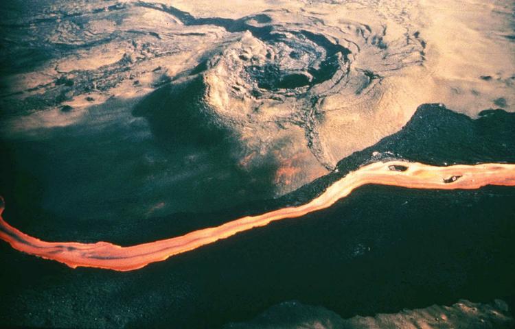 HØJT. Det er fra denne vulkan på Hawaii, Mauna Loa, at den historiske måling på 400 ppm CO2 i atmosfæren er foretaget. 