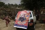 Valg. Vold og drab forud for dagens pakistanske valg. Her passer en pige en plakat for Mohammed Abdullah, der stillet op for det pro-Talebanske Jamiat-e-Ulema Islam (JUI-F). 