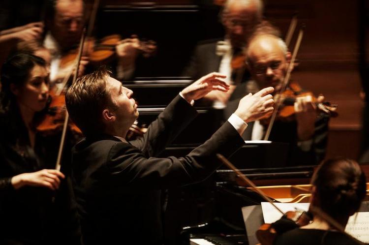 ro. Leif Ove Andsnes havde autoriteten og overskuddet til at lede Beethovens klaverkoncerter fra flyglet. 