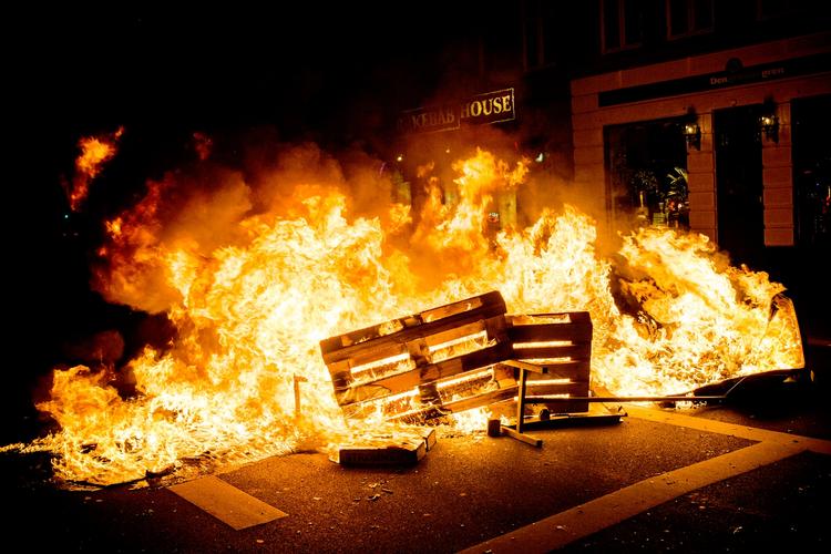 GADEBALLADE. Brændende barrikade på Nørrebrogade under demonstrationen i nat. 
