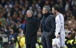 Ext. José Mourinho (i midten) og Real Madrid sendte Ferguson og Man. United ud af dette års Champions League. 