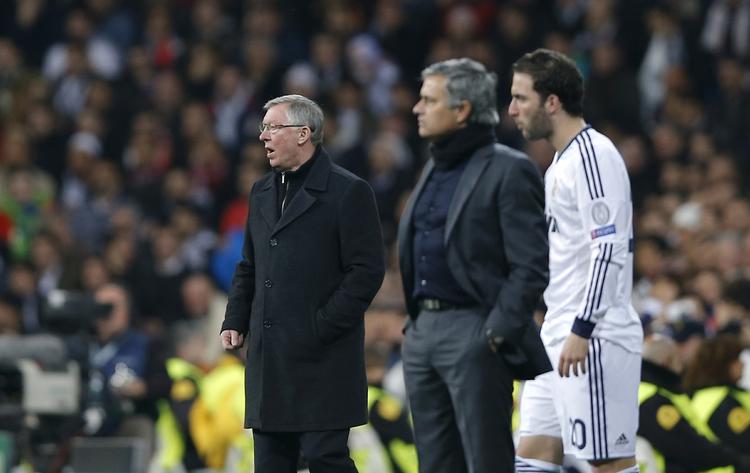 Ext. José Mourinho (i midten) og Real Madrid sendte Ferguson og Man. United ud af dette års Champions League. 