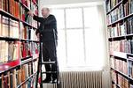 job. Seniorjob er målrettet langtidsledige, som mister retten til at modtage dagpenge og har mindre end fem år til efterlønnen. Kommunerne skal finde et job på overenskomstvilkår til ældre langtidsledige, som ønsker det. 