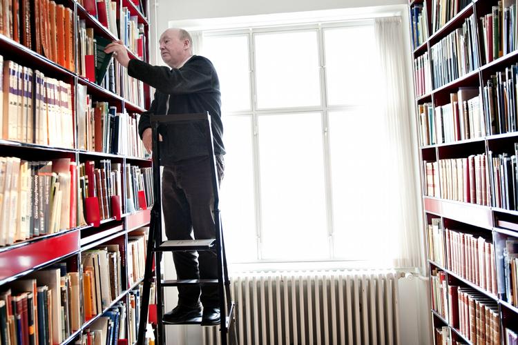 job. Seniorjob er målrettet langtidsledige, som mister retten til at modtage dagpenge og har mindre end fem år til efterlønnen. Kommunerne skal finde et job på overenskomstvilkår til ældre langtidsledige, som ønsker det. 