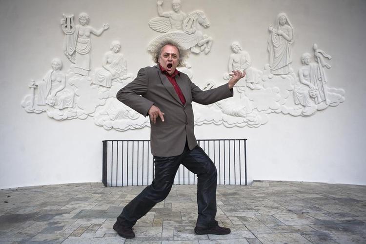 luftguitar. Det er ikke de finere nuancer, der dominerer Zlatko Buric' kropssprog. Foto: Sasa Mackic 