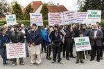 PROTEST. Omkring 300 herboende pakistanere demonsterede foran den pakistanske ambassade i Hellerup mod landets valgsystem, som de mener er korrupt og udemokratisk. 