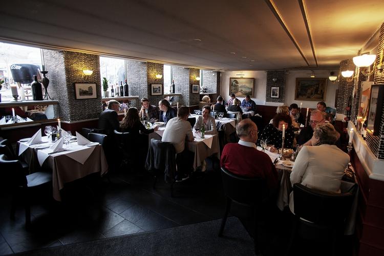 Genmæle. Ristorante Unos ejer er uenig i Politikens sønderlemmende kritik af spisestedet på Gråbrødre Torv. Avisens anmelder kvitterede en forfærdelig aften med usædvanligt hårde ord og bare én kokkehue. 