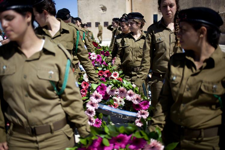 Ihukomst. Israelske soldater lægger blomster for de faldne ved den årlige Memorial Day i Latrun, nær Jerusalem, som hylder dræbte soldater og civile. 
