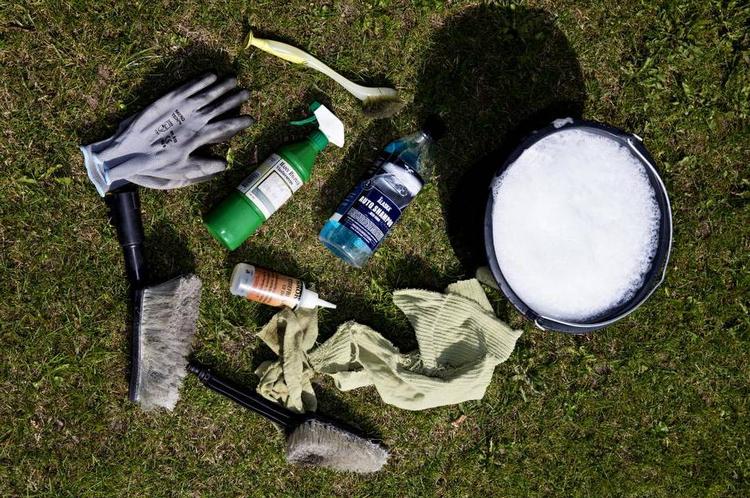 cykelpleje. Sæbevand, bløde børster, klude og smøremidler er de vigtigste remedier til en cykelrengøring. 