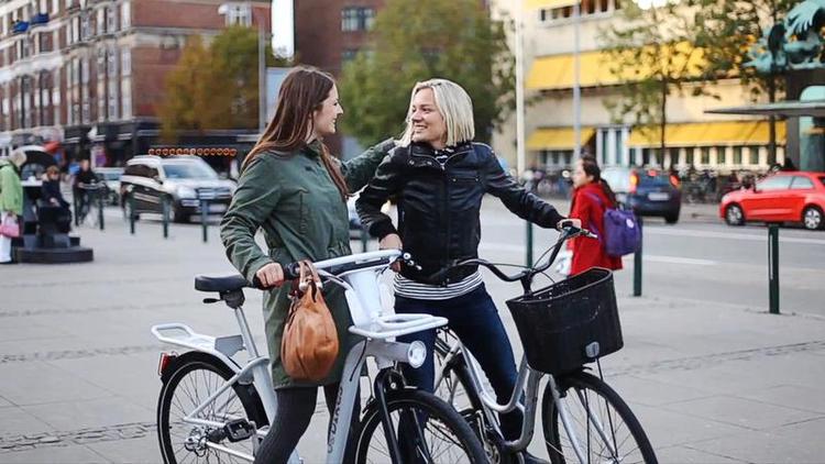 Robust. Bycyklens forlygte er nærmest bygget ind i stellet og tænder selv i lygtetændingstiden. Foto: Gobike 
