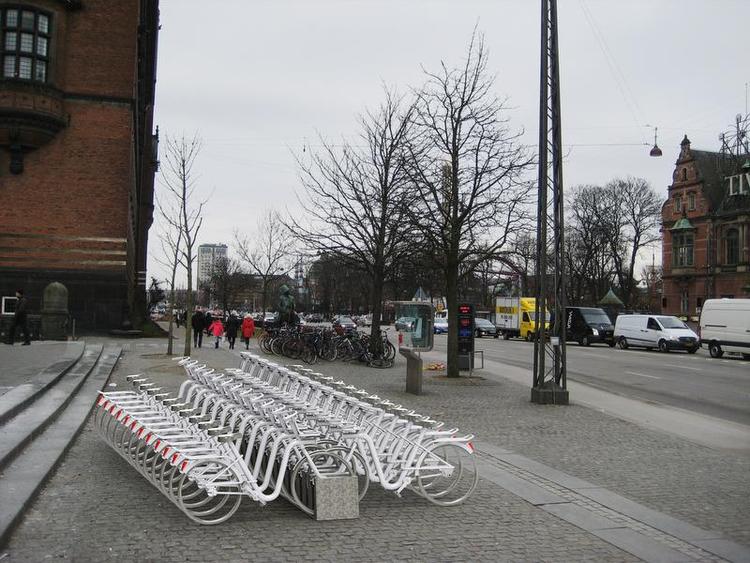 cykelstation. Cyklerne fastlåses og oplades i særlige stativer, der i første omgang placeres på centrale strøg og ved stationerne. Foto: Gobike 