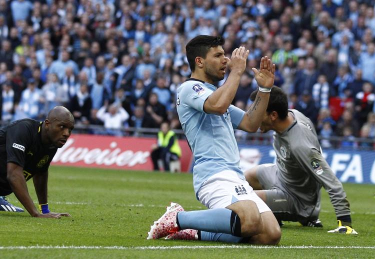 Øv. Manchester City's Sergio Aguero ærgrer sig over en spildt chance. 