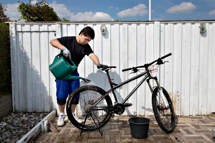 blid vask. Efter to gange at have ødelagt sin cykels krank med en højtryksspuling bruger 19-årige Gustav Christensen nu en vandkande til at skylle cyklen med. 