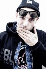 Solo. TopGunn er en del af det efterhånden veletablerede Cheff Records, han har gæsteoptrådt mange steder og produceret endnu mere, ikke mindst Klumbens hitlussing 'Faxe kondi'. 