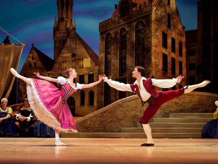 Ligestilling. Det lyser af poesi oglyst, når Alban Lendorf og Ida Praetorius gør kur til hinanden som Carelis og Eleonore. 