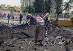 BOMBEATTENTAT. Kvinde i sorg ved et af bombekraterne i Reyhanli, hvor 46 mennesker blev dræbt af voldsomme eksplosioner. 
