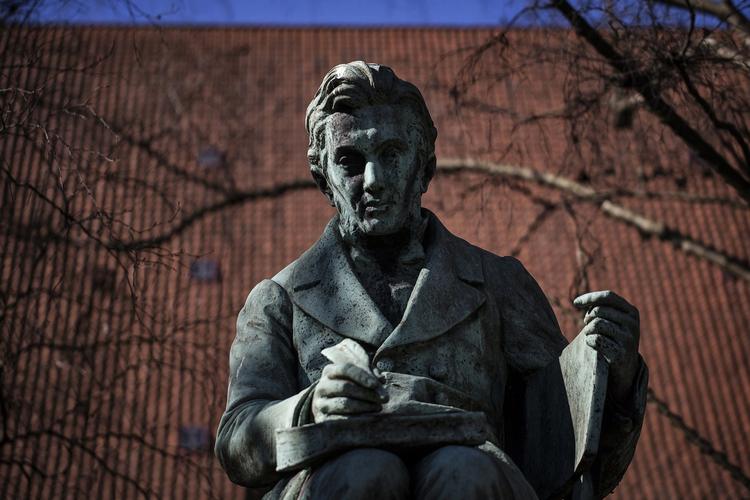 Menneskebaderen. Man bliver klogere, men man bliver ikke tændt af ny ungdomsbog om Søren Kierkegaard, skriver Politikens anmelder. 