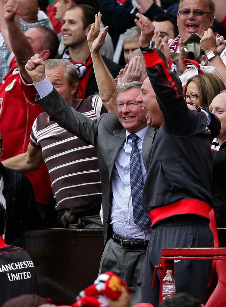 Titeljubel. Når Alex Ferguson har jublet på sidelinjen, har det ofte været i selskab med Rene Meulensteen, men spørgsmålet er, om hollænderen også skal assistere David Moyes. 