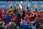 TROFÆET. Efter hjemmekampen mod Swansea fik Manchester United beviset på, at klubben atter var blevet engelsk mester. 