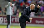 TILFREDS. En tidligere og nuværende Brøndbytræner på sidelinjen i Aalborg, Kent Nielsen og Auri Skarbalius. 