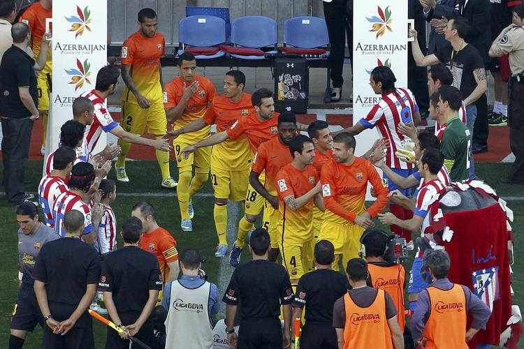 hædret. Uden at spille var FC Barcelona blevet mestre lørdag aften, så der var lykønskninger fra modstanderne inden dagens kamp mod Atletico Madrid. 
