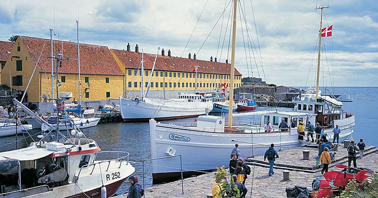 Ødeboere. På Ertholmene er det kun Christiansø og Frederiksø, som er beboet. I januar blev der registreret 92 indbyggere, men tallet stiger drastisk i sommermånederne. 