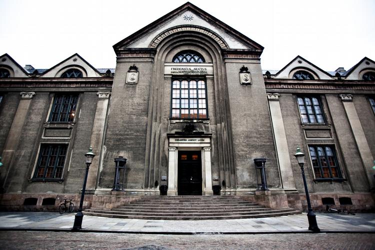 Bonus. På Københavns Universitet er det fast praksis, at chefer får en godtgørelse, selv om de har jobgaranti. 