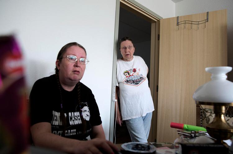 Rod. Annie og Jane har i mange år haft svært ved at smide noget ud. Det resulterede i så meget skrald, at lejligheden skulle totalrenoveres. 
