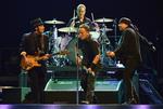 bruce. Springsteen i centrum flankeret af Nils Lofgren (tv), Max Weinberg på trommer og Steve Van Zandt (th) ved koncerten sidste fredag i Stockholm. 