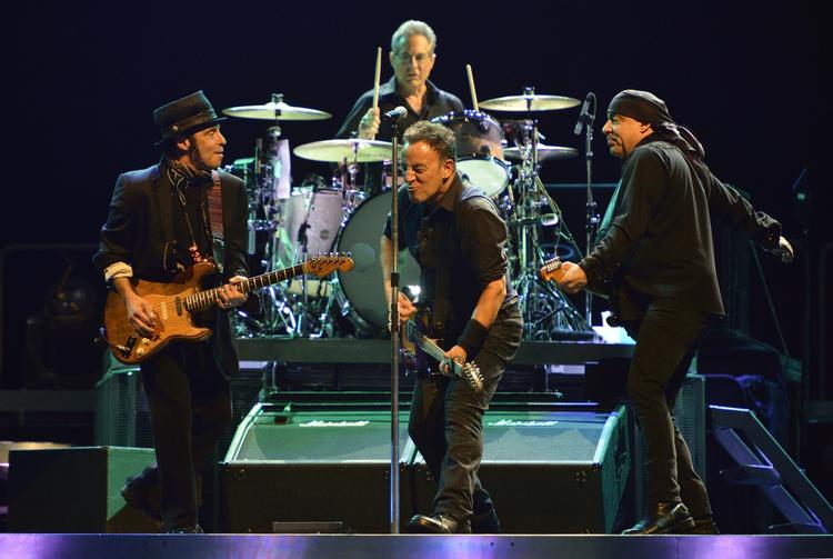 bruce. Springsteen i centrum flankeret af Nils Lofgren (tv), Max Weinberg på trommer og Steve Van Zandt (th) ved koncerten sidste fredag i Stockholm. 