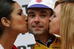 kvæstelser. Den spanske rytter Angel Vicioso under lidt mere behagelige former efter en etapesejr i Schweiz Rundt i 2006. 