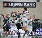 tæt. Skjerns landsholdsspiller Henrik Mølgaard (tv) forsøger at dække op for skud fra KIF's Kim andersson. 