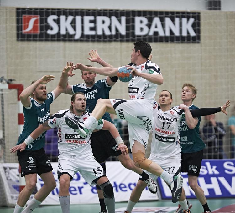 tæt. Skjerns landsholdsspiller Henrik Mølgaard (tv) forsøger at dække op for skud fra KIF's Kim andersson. 