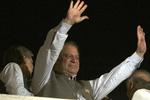 Hyldes. Efter nederlag, militærkup, domme for terrorisme og årevis i eksil er Nawaz Sharif tilbage på toppen som vinder af valget i Pakistan. 