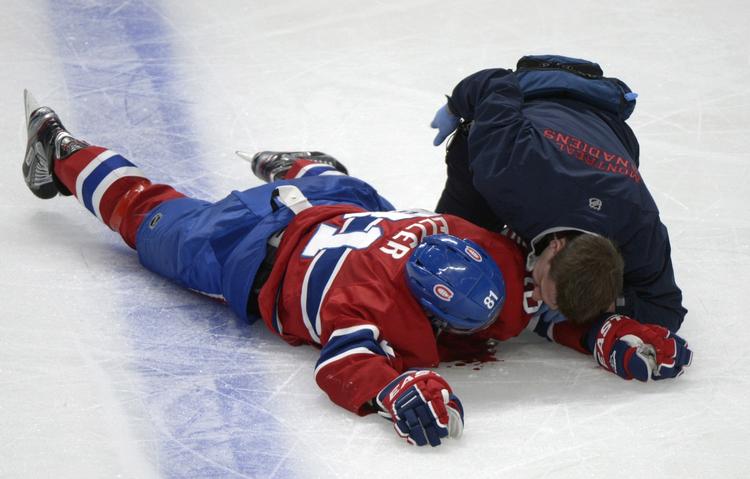 tackling. Lars Eller fik en hjernerystelse, kvæstelser og slog et par tænder ud, da han blev tacklet alt for voldsomt. 