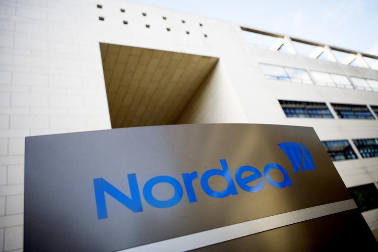 dårligt selskab. »Uhensigtsmæssig! Ikke straffet, men omgås folk i en gråzone. Forsigtighed tilrådes«, stod der om en person i registeret hos Nordeas  forgænger, svenske Nordbank. 