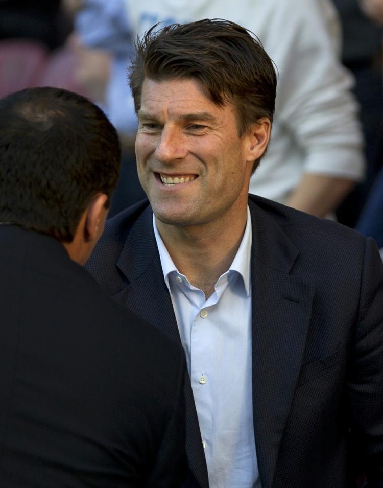 smigret. Michael Laudrup er stolt over at blive nævnt i favoritfeltet til jobbet som træner i Everton, men danskeren har en plan med Swansea. 
