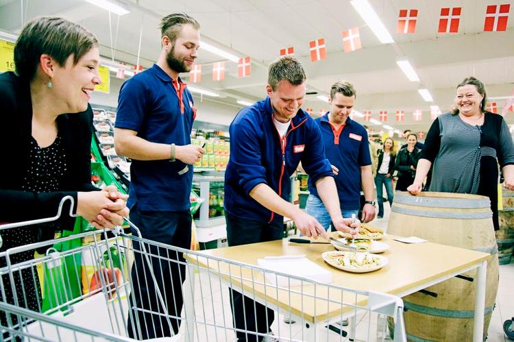 Kamp. Tre mandlige medarbejdere fra Fakta skal vælge, hvilken af ministrenes retter der falder i deres smag. Mette Gjerskovs tun vinder. 